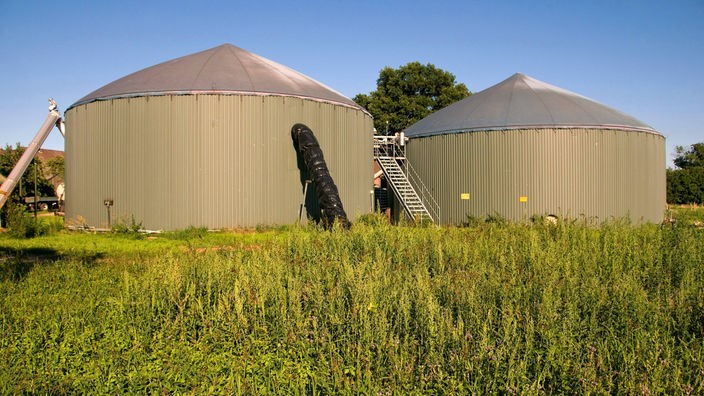 Biogasanlage mit zwei Gärtürmen auf einem Bauernhof