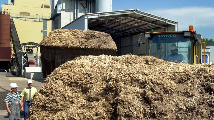 Ein Haufen mit Holzabfällen vor dem Biomasse-Kraftwerk in Hameln
