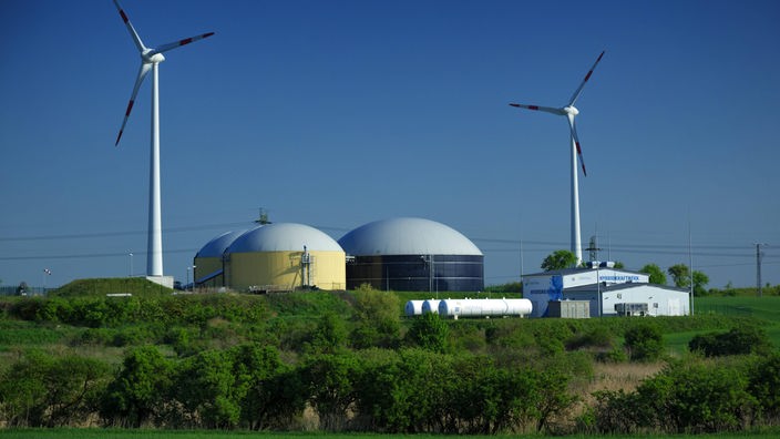 Hybridkraftwerk; Biogastürme und Windräder