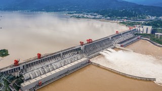 Luftaufnahme der Wehrmauer der Drei-Schluchten-Talsperre am Yangtze Fluss in China.