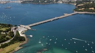 Luftaufnahme des Gezeitenkraftwerks La Rance bei Saint-Malo.