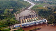 Luftaufnahme des Inga 1-Staudamms am Fluss Kongo.