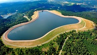 Luftaufnahme des Pumpspeicherkraftwerkes Goldisthal, links ben im Bild das Unterbecken des Kraftwerkes.