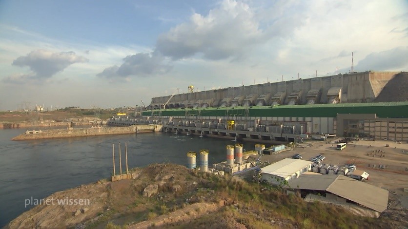 Blick auf das gigantische Wasserkraftwerk von Belo Monte in Brasilien.