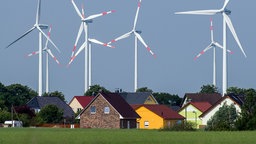 Windkraftanlagen hinter Häusern