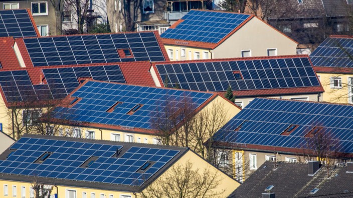 Mehrere Häuser mit Photovoltaik-Anlagen auf den Dächern
