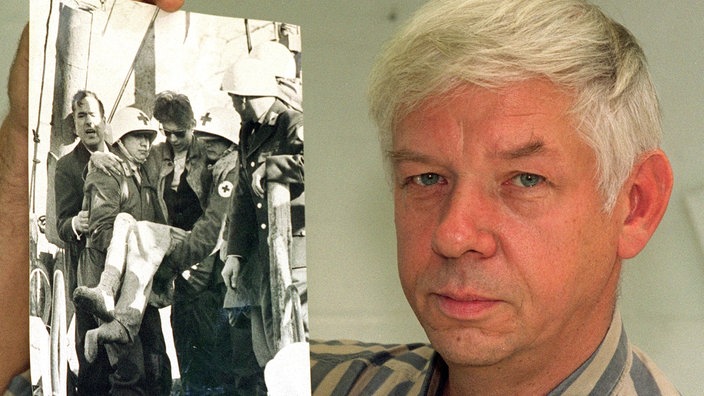 Adolf Herbst zeigt ein schwarz-weiß-Foto von seiner Rettung | Bildquelle: dpa/Holger_Ho Adolf Herbst zeigt ein schwarz-weiß-Foto von seiner Rettung