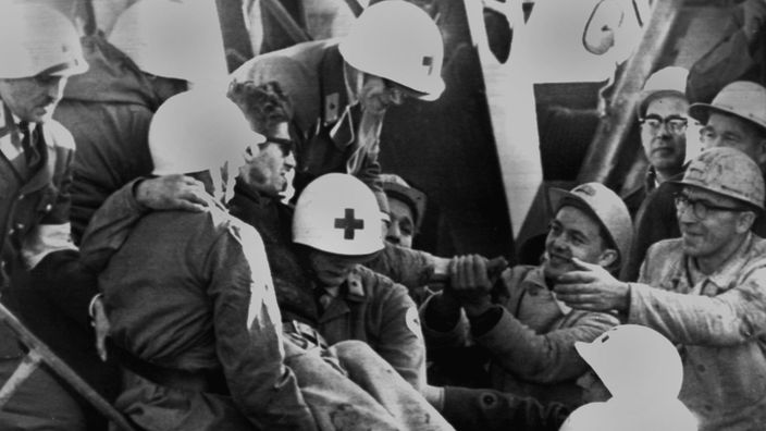 Lengede, 7.11.1963. Sanitäter die einen der elf geretteten Bergleute ins Freie tragen.