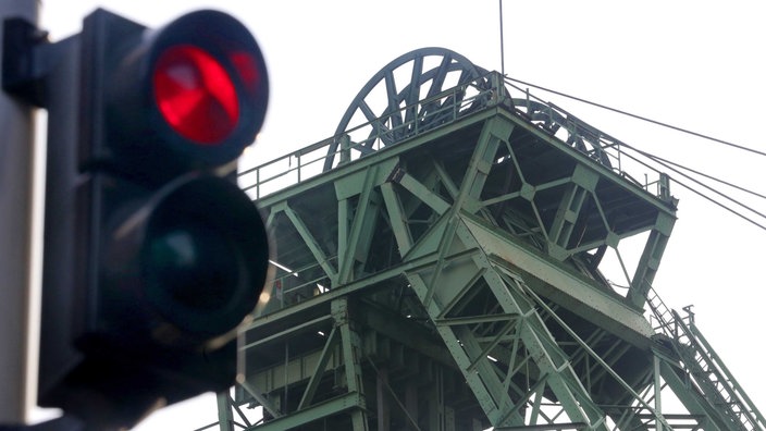 Rote Ampel neben einem Förderturm. | Bildquelle: WDR/dpa/Roland Weihrauch Rote Ampel neben einem Förderturm.