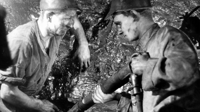 Zwei Hauer beim Kohleabbau. | Bildquelle: WDR/dpa/Gittert Zwei Hauer beim Kohleabbau.