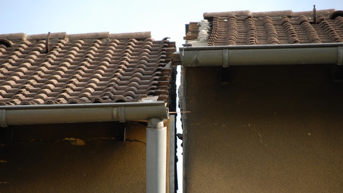 Zwischen zwei Haushälften klafft eine große Spalte | Bildquelle: VBHG Zwischen zwei Haushälften klafft eine große Spalte