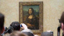 Gemälde "Mona Lisa" im Louvre umringt von Touristen