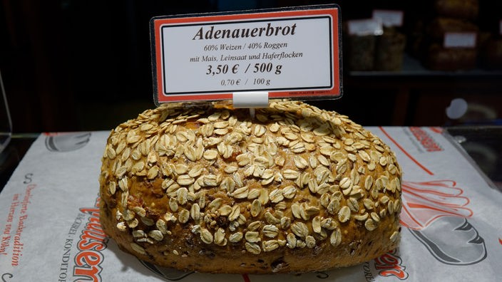 In der Auslage einer Bäckerei liegt ein Brot mit einem Schild "Adenauerbrot"