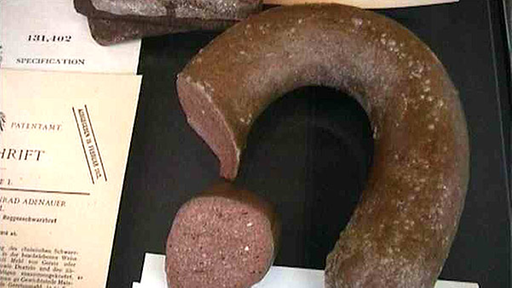 Nachahmung einer dunkelroten, ringförmigen Wurst | Bildquelle: WDR/wellenreiter.tv Nachahmung einer dunkelroten, ringförmigen Wurst