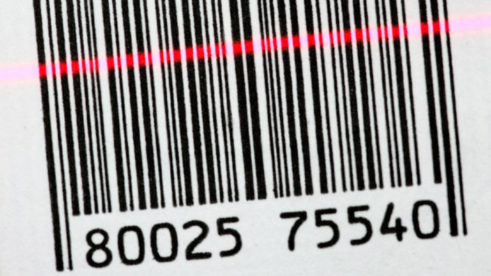 Ein Strichcode (Barcode) wird mit einem roten Scanner-Licht erfasst