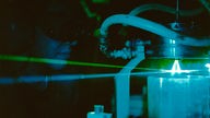 Grüne Laserstrahlen beim Laborversuch