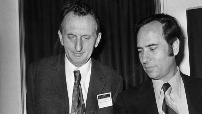 Der amerikanische Wissenschaftler Theodore H. Maiman (rechts) und sein sowjetischer Kollege Alexander Prochorow