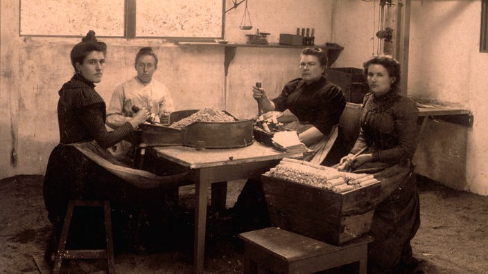 Schwarzweiß-Foto: Vier Frauen bei der Zusammensetzung von Dynamit-Patronen