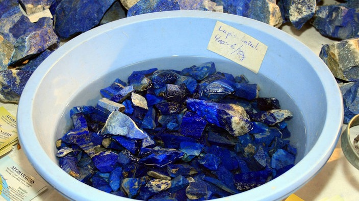Lapislazuli-Steine in einer Plastikwanne | Bildquelle: akg Lapislazuli-Steine in einer Plastikwanne