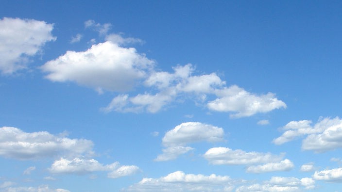 Blauer Himmel mit einigen weißen Wolken.
