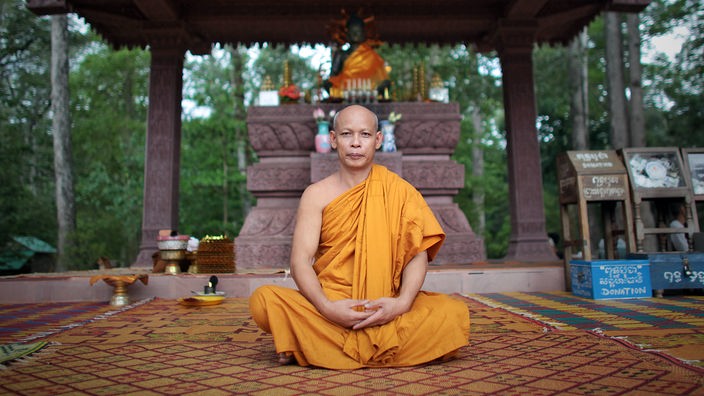 Ein junger buddhistischer Mönch im gelben Gewand