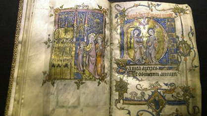 Aufgeschlagene Doppelseite eines kunstvoll verzierten mittelalterlichen Buches