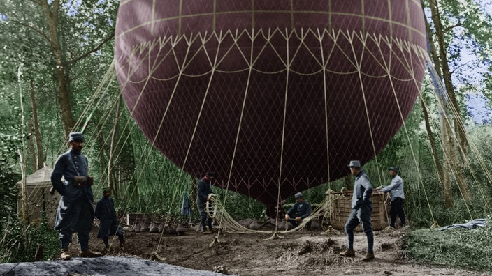 Schwarzweiß-Foto eines großen Ballons, neben dem mehrere Männer stehen | Bildquelle: akg Schwarzweiß-Foto eines großen Ballons, neben dem mehrere Männer stehen