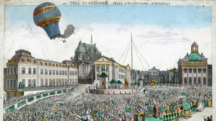Eine große Menschenmenge auf einem Platz, in der Luft schwebt ein Ballon | Bildquelle: akg Eine große Menschenmenge auf einem Platz, in der Luft schwebt ein Ballon