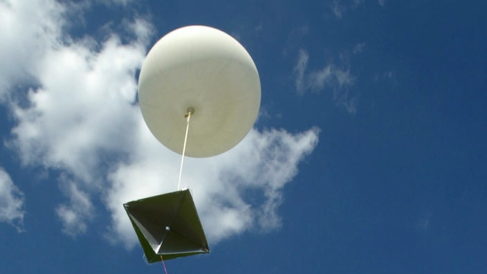 Ein großer weißer Ballon | Bildquelle: ddp Ein großer weißer Ballon