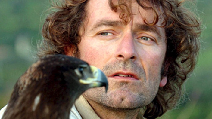 Porträt von Angelo d'Arrigo mit Adler im Vordergrund | Bildquelle: picture-alliance/ dpa Porträt von Angelo d'Arrigo mit Adler im Vordergrund