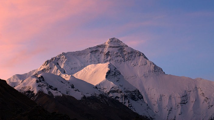 Der schneebedeckte Gipfel des Mount Everest in der Dämmerung