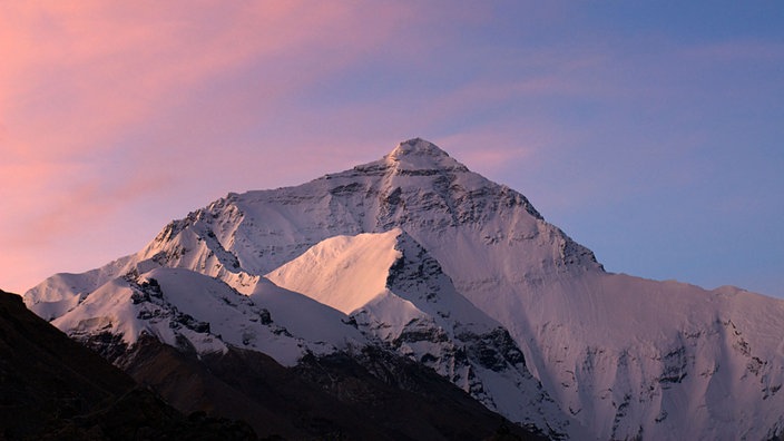 Der schneebedeckte Gipfel des Mount Everest in der Dämmerung | Bildquelle: Mauritius Der schneebedeckte Gipfel des Mount Everest in der Dämmerung