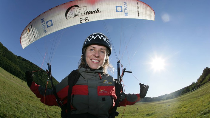 Die Gleitschirmfliegerin Ewa Wisnierska mit Gleitschirm | Bildquelle: dpa Die Gleitschirmfliegerin Ewa Wisnierska mit Gleitschirm