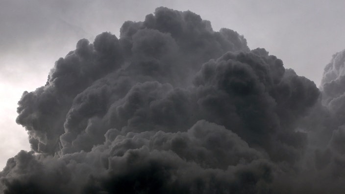 Eine dunkle Gewitterwolke | Bildquelle: dpa Eine dunkle Gewitterwolke