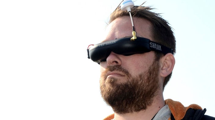 Ein Mann trägt eine Virtual-Reality-Brille 