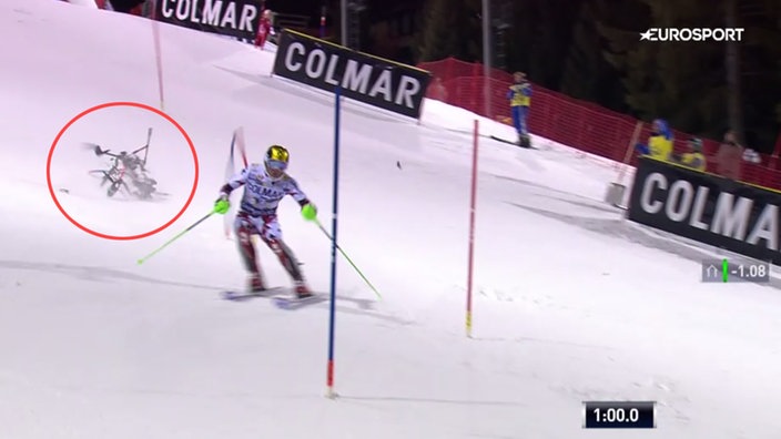 Drohne stürzt auf der Skirennbahn knapp hinter Skifahrer Marcel Hirscher ab | Bildquelle: dpa Drohne stürzt auf der Skirennbahn knapp hinter Skifahrer Marcel Hirscher ab