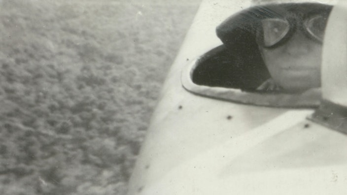 Elly Beinhorn in ihrem Flugzeug | Bildquelle: akg-images / IMAGNO/Bonartes Elly Beinhorn in ihrem Flugzeug