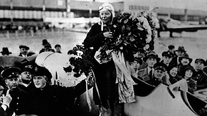 Elly Beinhorn mit Blumen | Bildquelle: Keystone Press Agency / eyevine / laif Elly Beinhorn mit Blumen