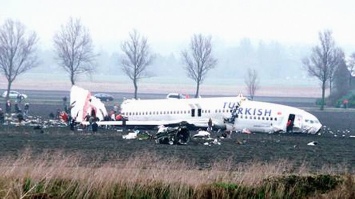 Ein abgestürztes Flugzeug auf einer Wiese