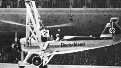 Historische Aufnahme: Die Fw-61 schwebt  in der Deutschlandhalle