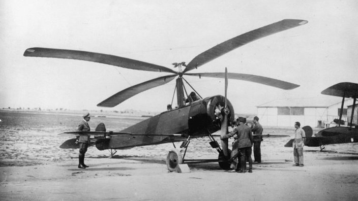 Traghubschrauber mit zwei Tragflächen und vier starren Rotorblättern | Bildquelle: akg Traghubschrauber mit zwei Tragflächen und vier starren Rotorblättern