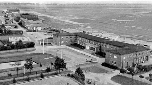 Der Bremer Flughafens im Jahr 1949 mit einer großen Abfertigungshalle, dahinter beginnt der Flugplatz