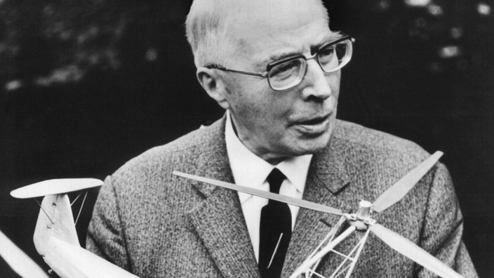 Historische Aufnahme: Henrich Focke hält ein Hubschraubermodell in der Hand | Bildquelle: dpa Historische Aufnahme: Henrich Focke hält ein Hubschraubermodell in der Hand