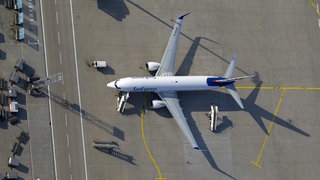  Flugzeug auf einem Rollfeld, von oben gesehen