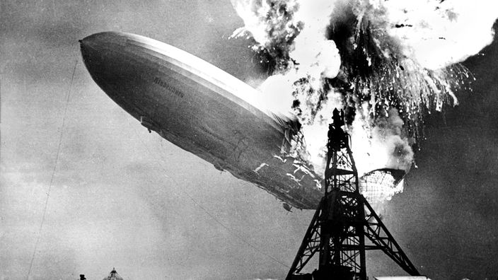 Das Luftschiff Hindenburg geht in Flammen auf