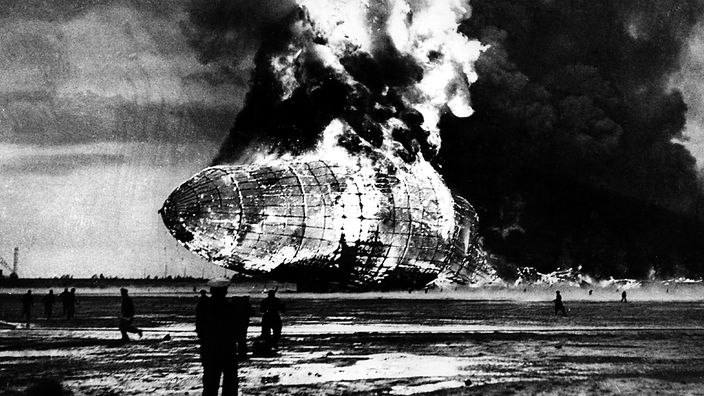Die Hindenburg in Flammen und Rauch