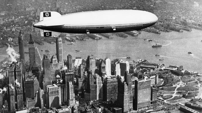 Die Hindenburg schwebt über den Wolkenkratzern New Yorks