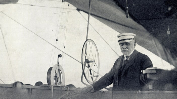 Historisches Foto von Ferdinand Adolf Heinrich August Graf von Zeppelin in der Kabine eines Luftschiffes.
