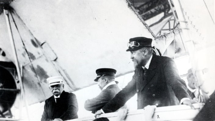 Graf Zeppelin und Hugo Eckener in der Gondel eines Luftschiffs