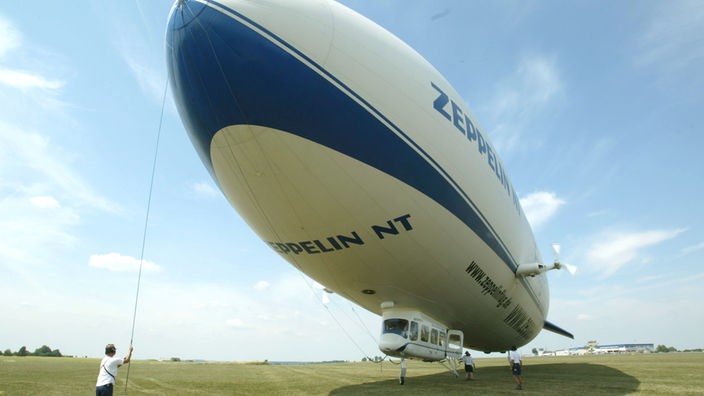 Ein Zeppelin NT landet auf einem Flughafen